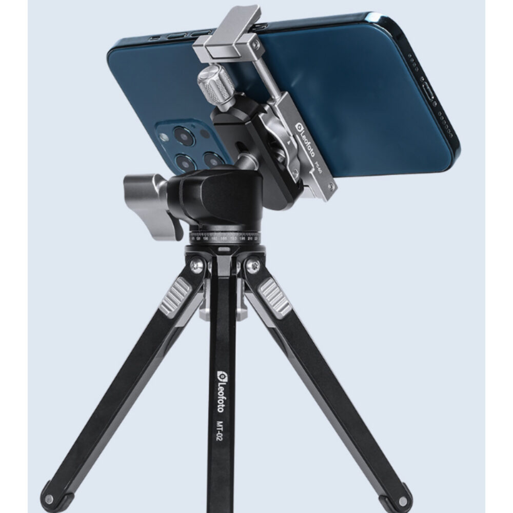 Leofoto PC-60 smartphonehouder bevestigd op statiefkop met smartphone in horizontale positie voor stabiele opnames.