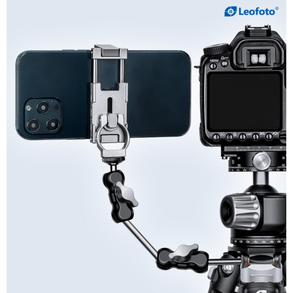 Leofoto PC-60 smartphonehouder gemonteerd op magic arm naast camera op statief voor gecombineerde foto- en videoregistratie.