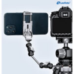 Leofoto PC-60 smartphonehouder gemonteerd op magic arm naast camera op statief voor gecombineerde foto- en videoregistratie.
