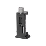 Leofoto PC-90II smartphonehouder schuin zijaanzicht met zichtbare stelschroef, Leofoto-logo en Arca-Swiss-compatibele basis.