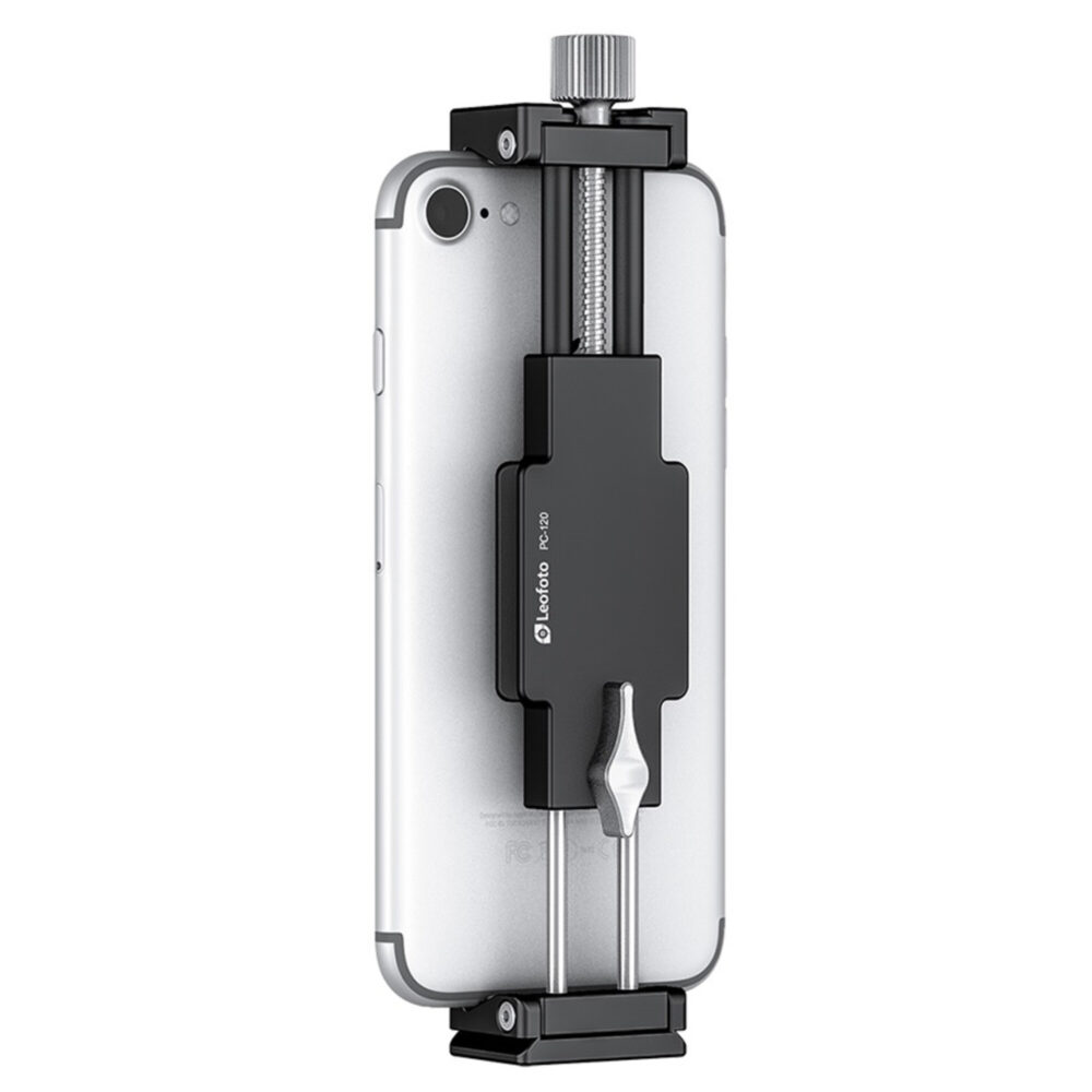 Leofoto PC-120 smartphone- & tablethouder achteraanzicht waarin een smartphone verticaal in de klem langs een metalen rail is vastgezet.