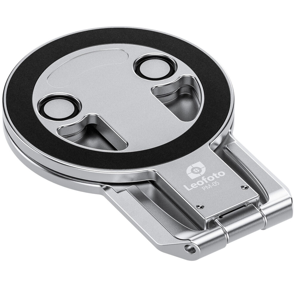 Leofoto PM-05 smartphonehouder mistig grijs opgevouwen met zichtbare ronde magneetring en Arca-Swiss-voet.