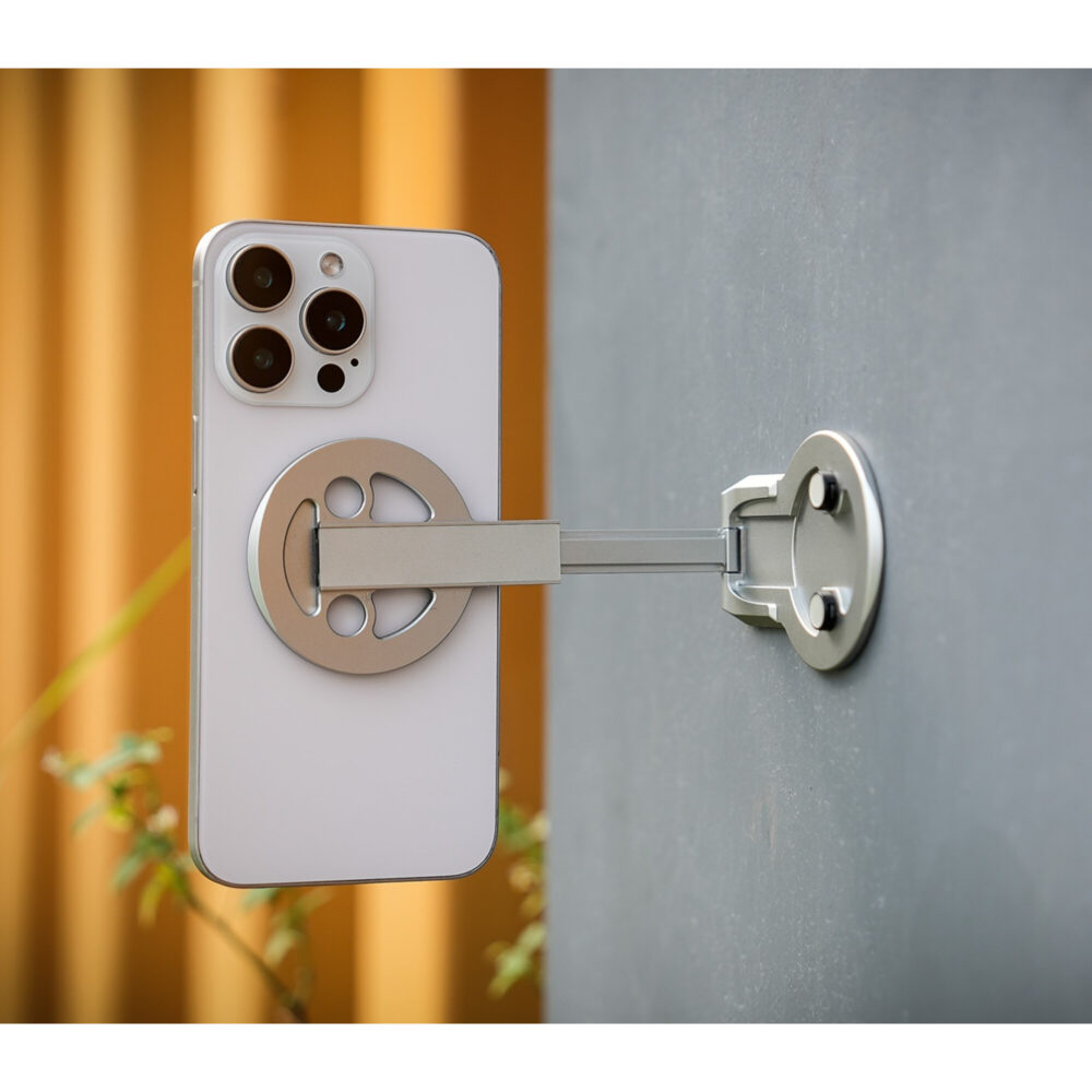 Leofoto PM-05 smartphonehouder mistig grijs gebruikt als magnetische wandhouder met smartphone horizontaal aan de muur.