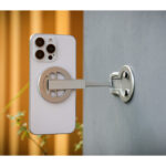 Leofoto PM-05 smartphonehouder mistig grijs gebruikt als magnetische wandhouder met smartphone horizontaal aan de muur.