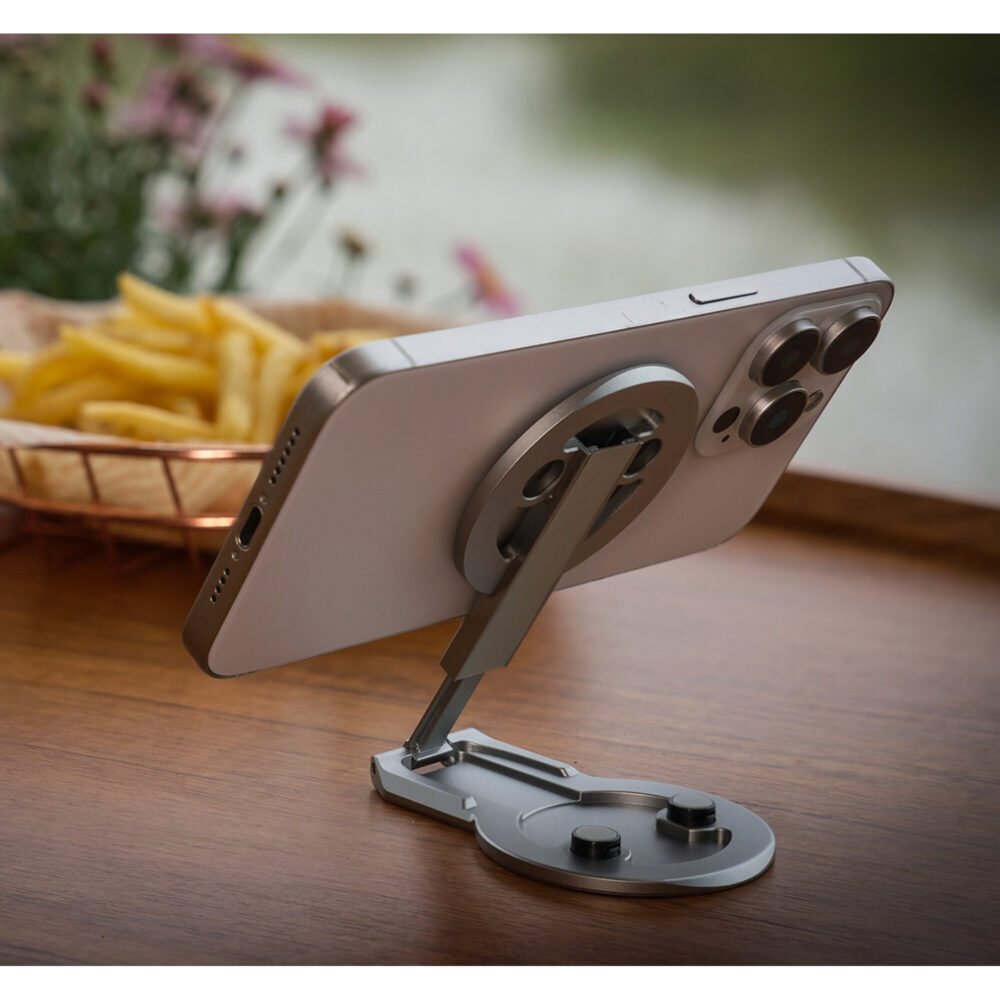 Leofoto PM-05 smartphonehouder mistig grijs als tafelstandaard met smartphone schuin geplaatst op houten oppervlak.