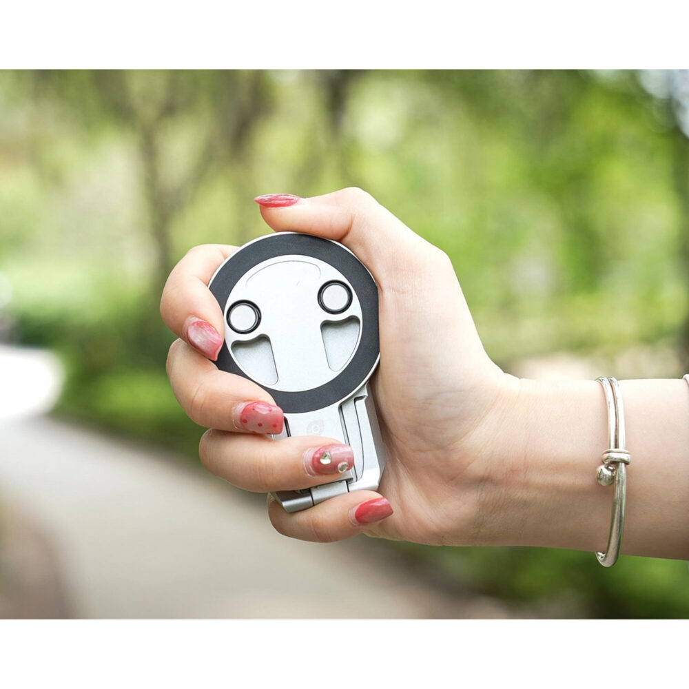 Leofoto PM-05 smartphonehouder mistig grijs gemonteerd op statief met smartphone en een hand die de houder vastpakt.