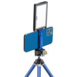 Leofoto PC-20 smartphonehouder zwarte uitvoering op klein statief met verticale smartphone en gemonteerd LED-videolicht.