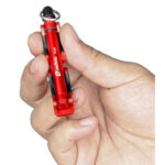 Leofoto PC-20 smartphonehouder rood opgevouwen en tussen duim en vingers vastgehouden om het kleine formaat te tonen.