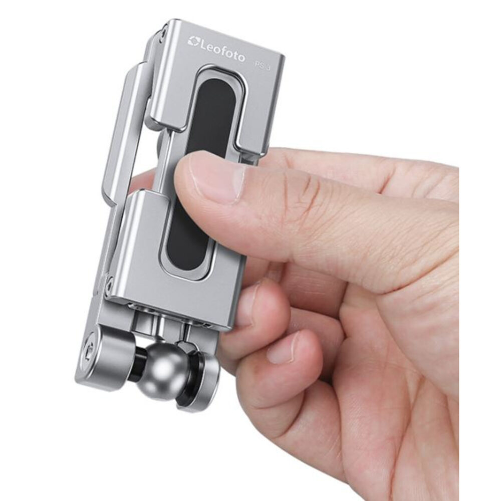 Leofoto PC-3 smartphone houder compact opgevouwen en tussen duim en vinger vastgehouden om het zakformaat te tonen.