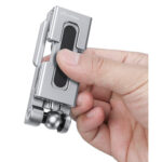Leofoto PC-3 smartphone houder compact opgevouwen en tussen duim en vinger vastgehouden om het zakformaat te tonen.