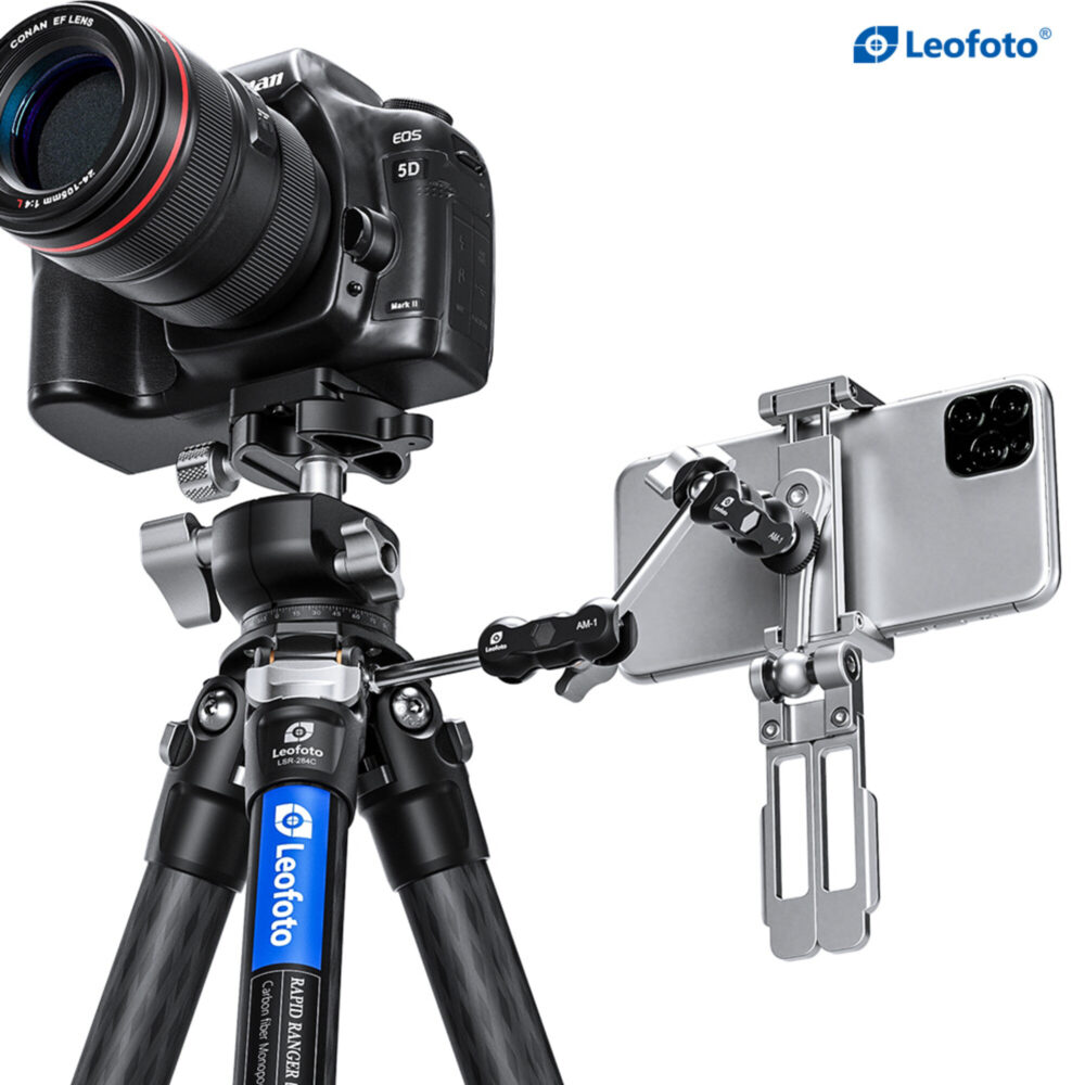 Leofoto PC-3 smartphone houder bevestigd aan magic arm naast DSLR-camera op statief voor gecombineerde foto- en videoinstallatie.