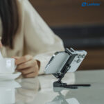 Leofoto PC-3 smartphone houder zwart op tafel met schuin geplaatste smartphone tijdens koffiemoment.