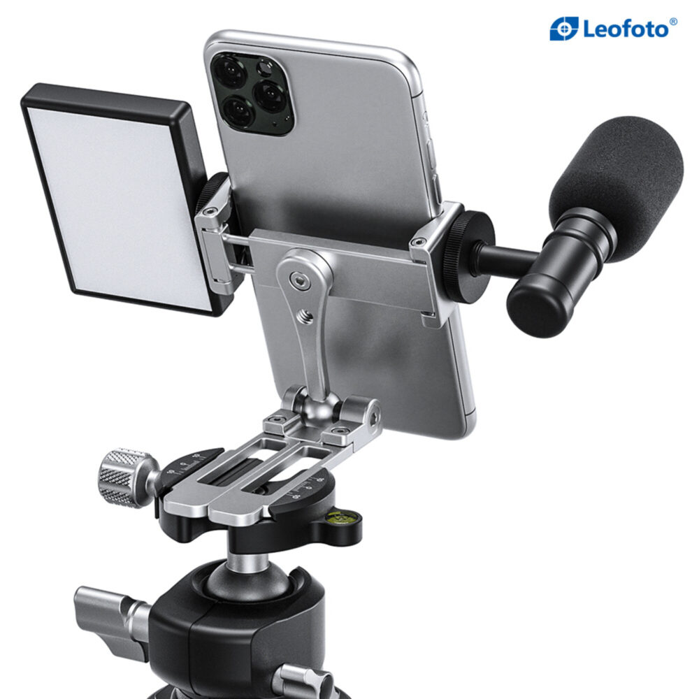 Leofoto PC-3 smartphone houder gemonteerd op statiefkop met smartphone, LED-paneel en extern microfoonaccessoire.