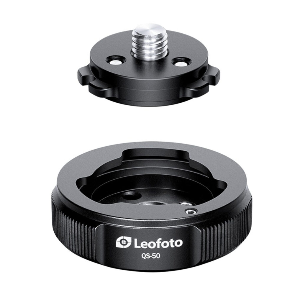 Leofoto QS-50 snelwisselsysteem QS-50 basisplaat en Q50 snelkoppelingsplaat los van elkaar getoond boven elkaar.