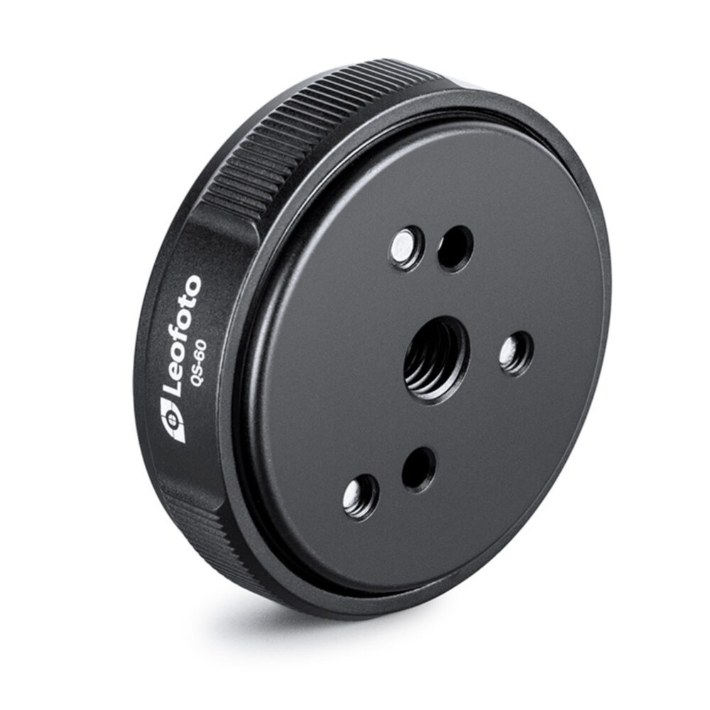 Leofoto QS-60 snelwisselsysteem schuine zijaanzicht van Q60 snelwisselplaat met montagegaten en geribbelde rand.