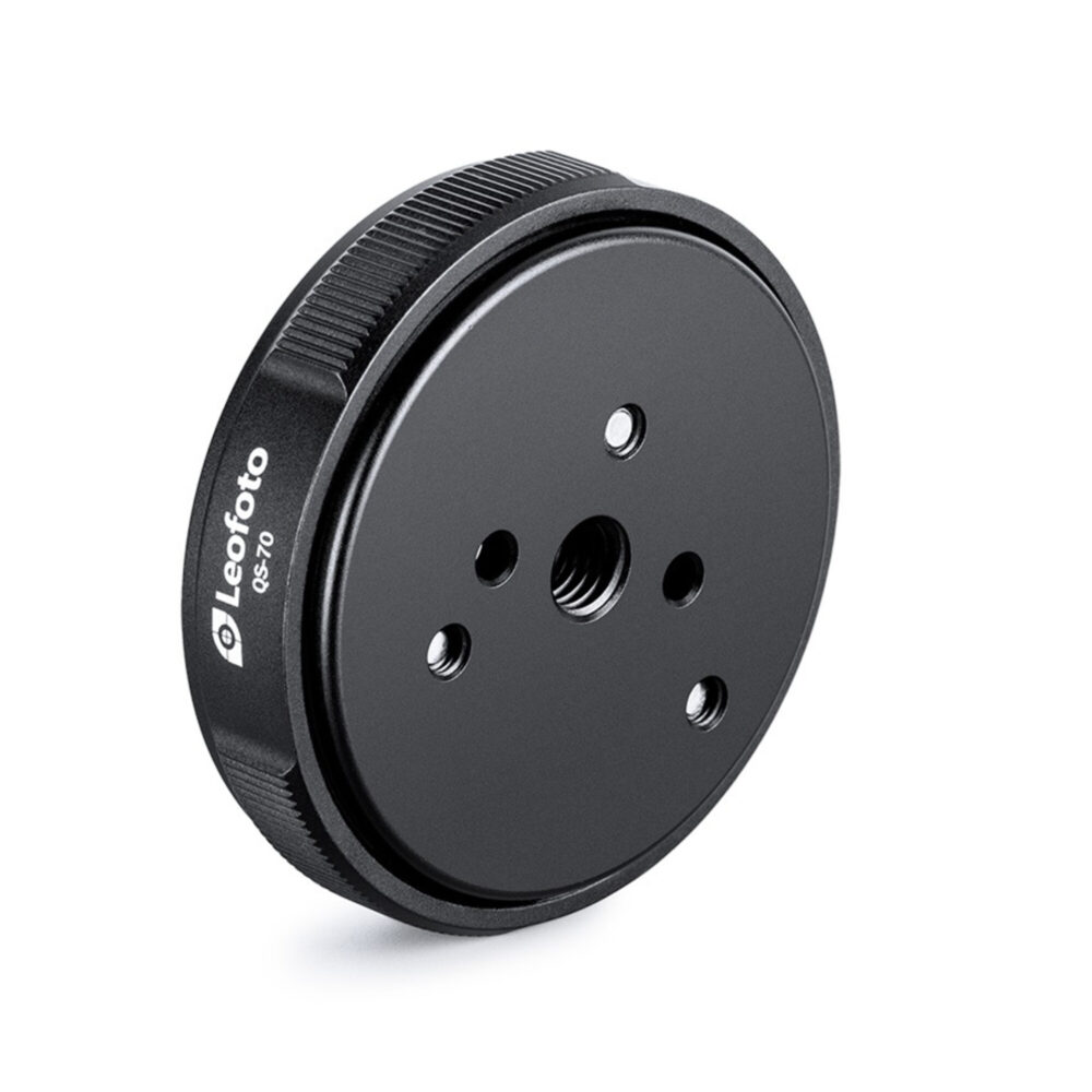 Leofoto QS-70 snelwisselsysteem schuine onderzijde van Q70 snelwisselplaat met centrale schroef en meerdere montagegaten.