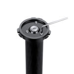Leofoto QS-70 snelwisselsysteem QS-70 basis gemonteerd op statiefmiddenzuil terwijl een inbussleutel de bout vastzet.