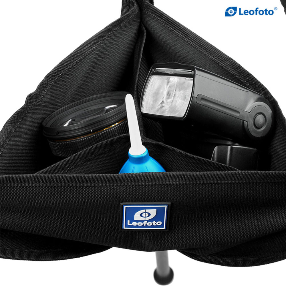 Leofoto RB-1 statieftas close-up met fotolens, flitser en blaasbalg opgeborgen in het open vak met Leofoto-logo.