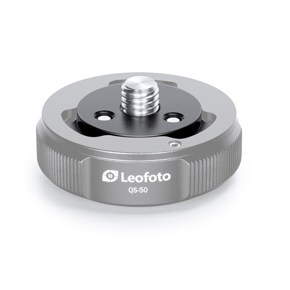 Leofoto Q50 snelwisselplaat zijaanzicht met Leofoto-logo en geribbelde rand voor stevige grip.