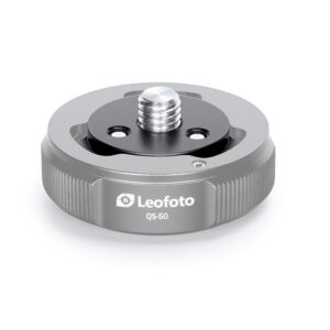 Leofoto Q50 snelwisselplaat zijaanzicht met Leofoto-logo en geribbelde rand voor stevige grip.