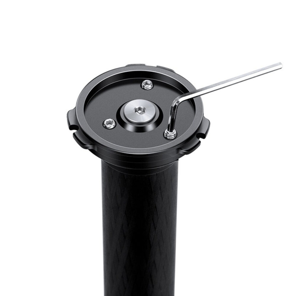 Leofoto Q50 snelwisselplaat gemonteerd in QS-50 basisplaat op statiefmiddencolom met inbussleutel voor afstelling.