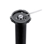 Leofoto Q50 snelwisselplaat gemonteerd in QS-50 basisplaat op statiefmiddencolom met inbussleutel voor afstelling.
