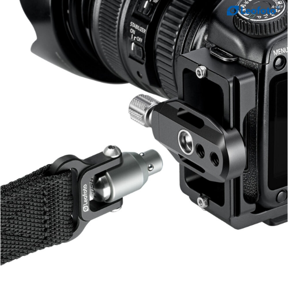 Leofoto DC-22Q snelkoppeling bevestigd op camerabeugel met aangesloten draagriem via QD-pin.