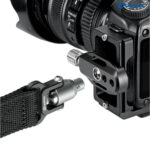 Leofoto DC-22Q snelkoppeling bevestigd op camerabeugel met aangesloten draagriem via QD-pin.