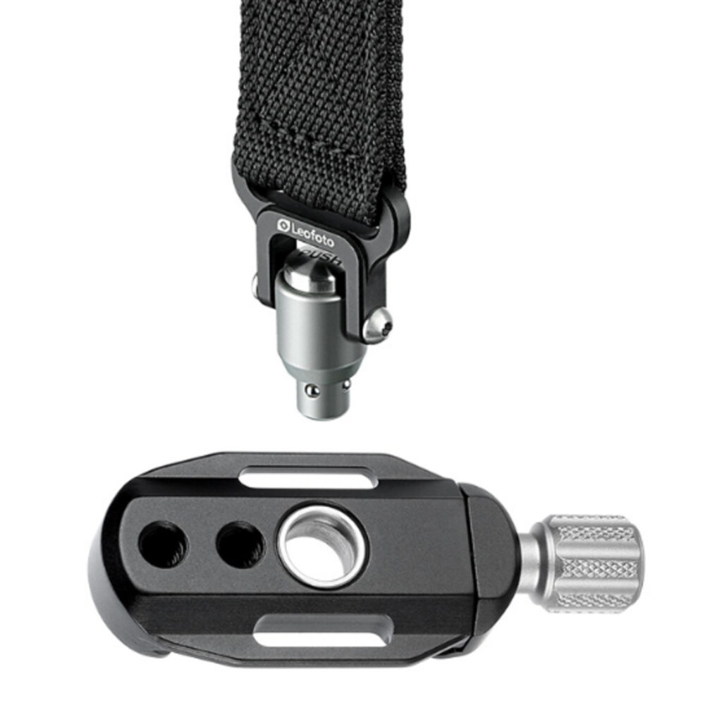 Leofoto DC-22Q snelkoppeling liggend naast draagriem met ingestoken QD-pin op witte achtergrond.