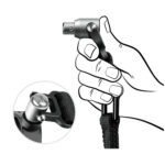 Leofoto SP-01 draagriem illustratie van hand die met één druk op de knop de QD-pen ontkoppelt.