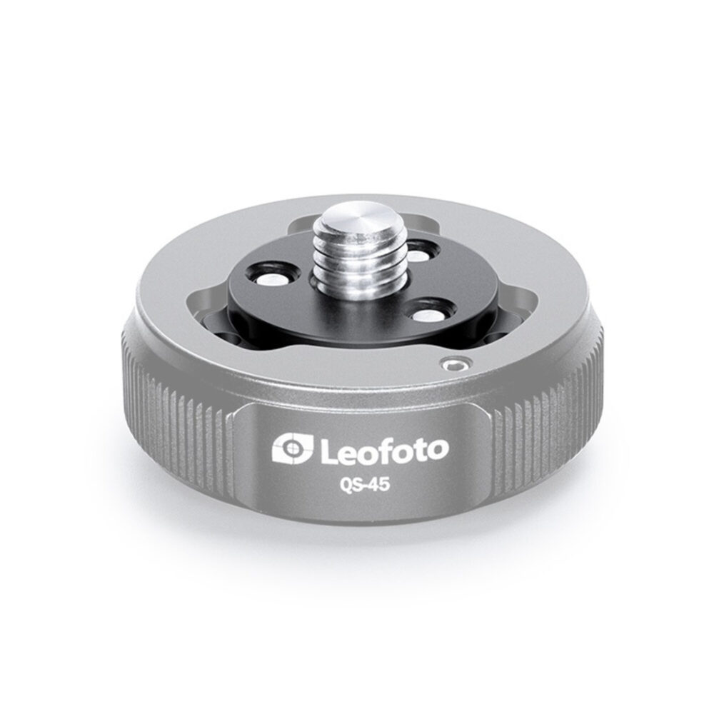 Leofoto Q45 snelwisselplaat vastgeklikt in zilverkleurige QS-45 grondplaat op witte achtergrond.