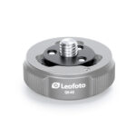 Leofoto Q45 snelwisselplaat vastgeklikt in zilverkleurige QS-45 grondplaat op witte achtergrond.