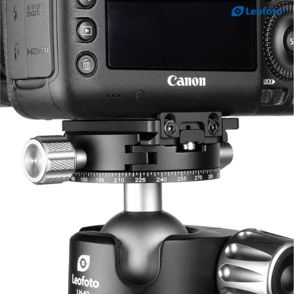 Leofoto RH-0 statief-panoramakop gemonteerd op statiefkop met camera bevestigd op NP-50 snelwisselplaat voor panoramafotografie.