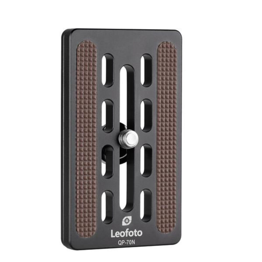 Leofoto GR-2 statief-panoramakop QP-70N snelwisselplaat afzonderlijk rechtop weergegeven met rubberen antislipstroken.