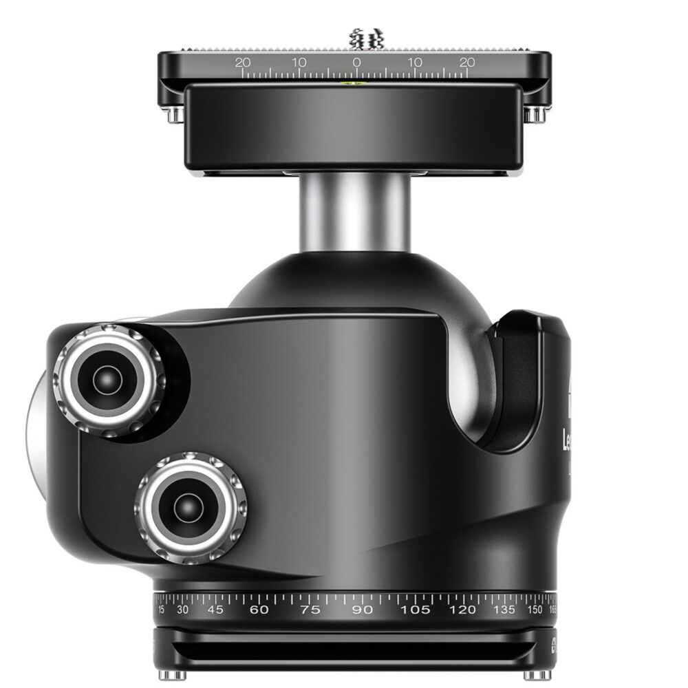 Leofoto P-LH55 snelwisselplaat gemonteerd onder Leofoto LH-55 balhoofd als stabiele basis op statief.