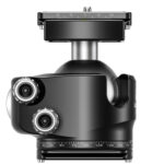 Leofoto P-LH55 snelwisselplaat gemonteerd onder Leofoto LH-55 balhoofd als stabiele basis op statief.