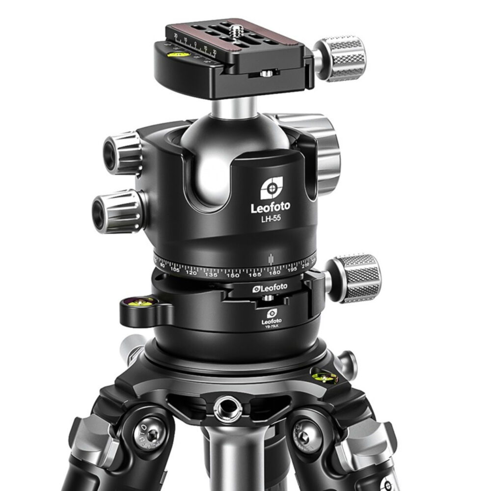 Leofoto P-LH55 snelwisselplaat toegepast op statief met LH-55 balhoofd als Arca-Swiss compatibele basis.