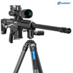 Leofoto MBH-35 statiefkogelkop op statief met geweer en richtkijker schuin van voren gefotografeerd.