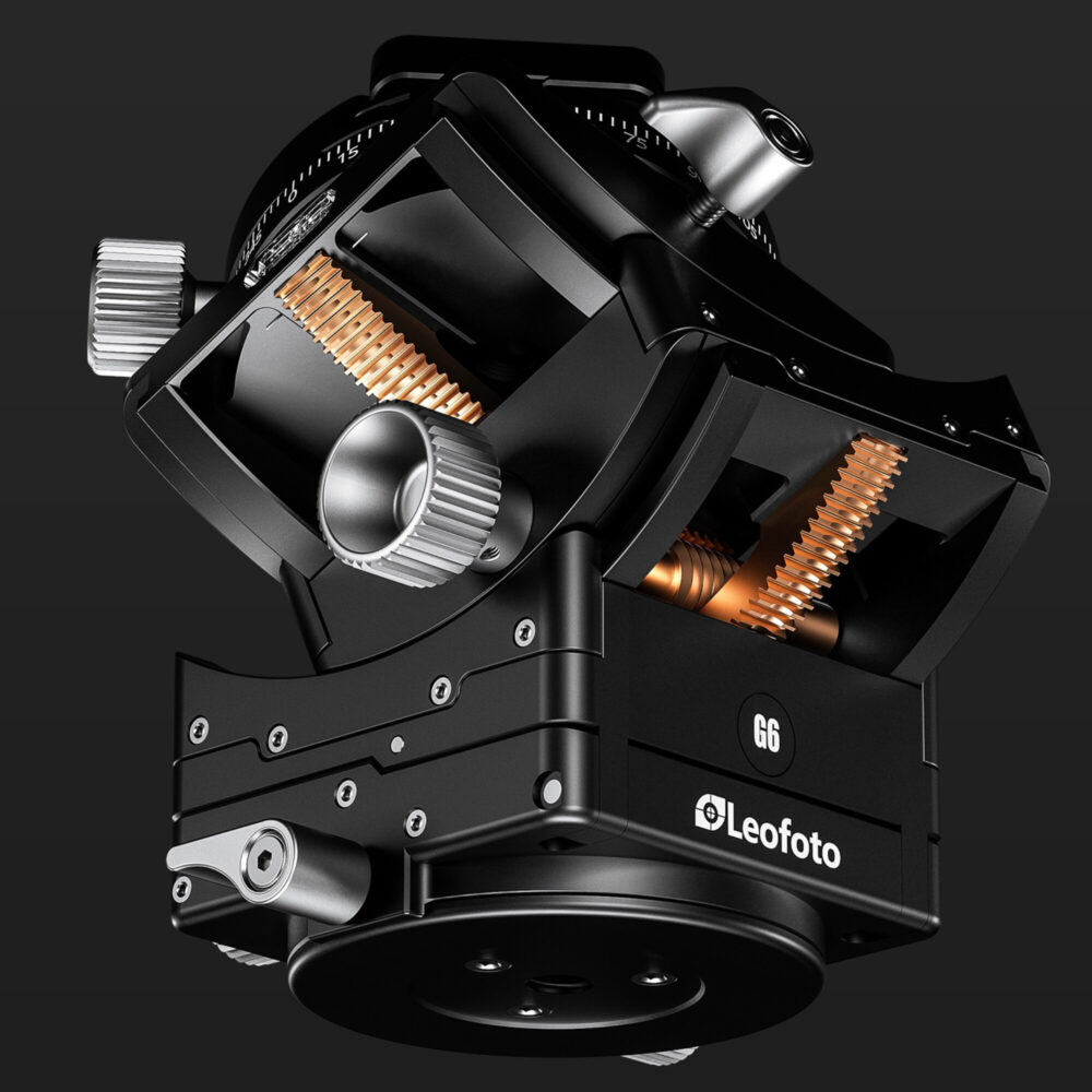 Leofoto G6 statief-panoramakop sterk gekantelde positie tegen zwarte achtergrond om maximale 90° neiging te tonen.