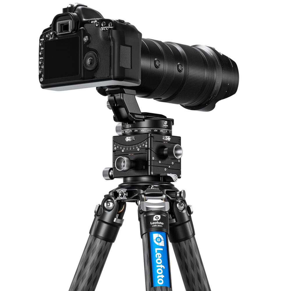 Leofoto G6 statief-panoramakop gemonteerd op carbonstatief met camera en telezoomlens voor panoramafotografie.