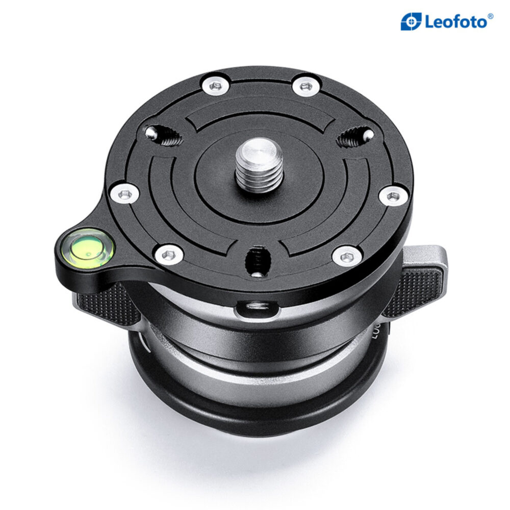 Leofoto LBQ-60S nivelleringsbasis bovenaanzicht met centrale 3/8-inch schroef, bevestigingsgaten en groene waterpas.
