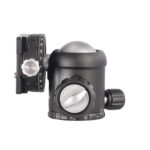Leofoto-Tripod-ball-head-NB-40-dual-panorama-function-NP-50-quick-release-plate-2 Leofoto NB-40 statiefkogelkop zijaanzicht met gekantelde kogel, grote frictieknop en verticale sleuf.