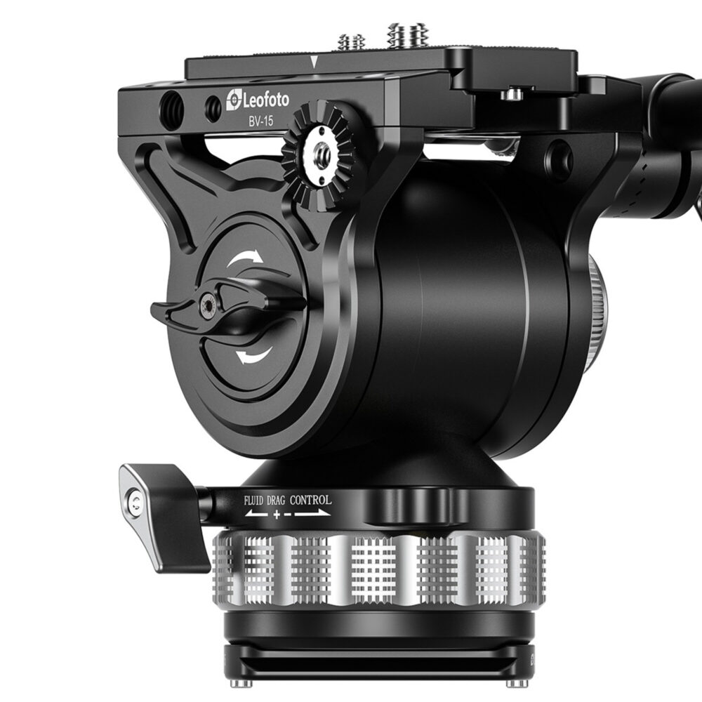 Leofoto P-BV15 snelwisselplaat gemonteerd onder Leofoto BV-15 videokop als stabiele Arca-Swiss compatibele basis.