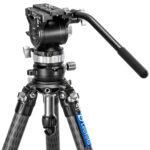 Leofoto P-BV15 snelwisselplaat in praktijkopstelling met BV-15 videokop op Leofoto statief, klaar voor videowerk.