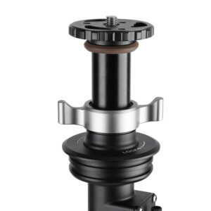 Leofoto middenzuil close-up van bovenste sectie met vergrendelkraag en statiefplaat met 1/4- en 3/8-inch schroefdraad.