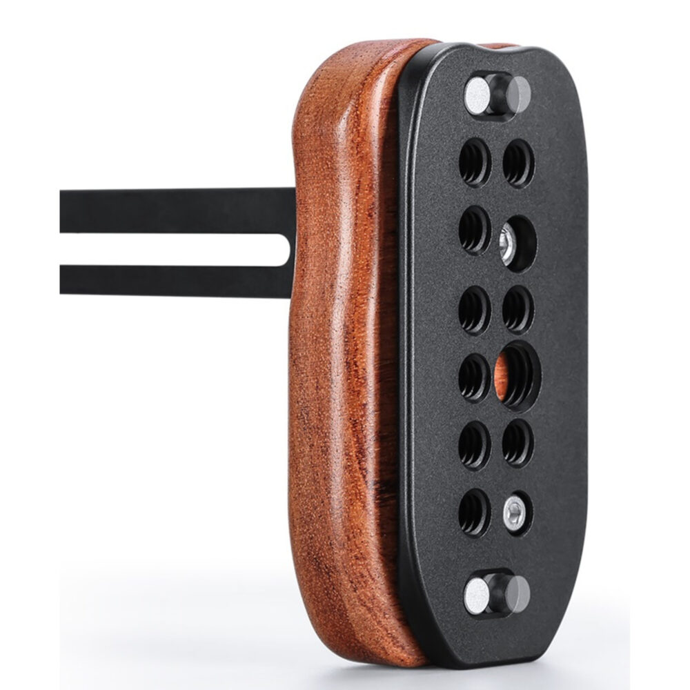 Leofoto PH-01 smartphone-videorig close-up van rechter palissander handgreep met meerdere 1/4- en 3/8-inch schroefgaten.