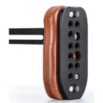 Leofoto PH-01 smartphone-videorig close-up van rechter palissander handgreep met meerdere 1/4- en 3/8-inch schroefgaten.