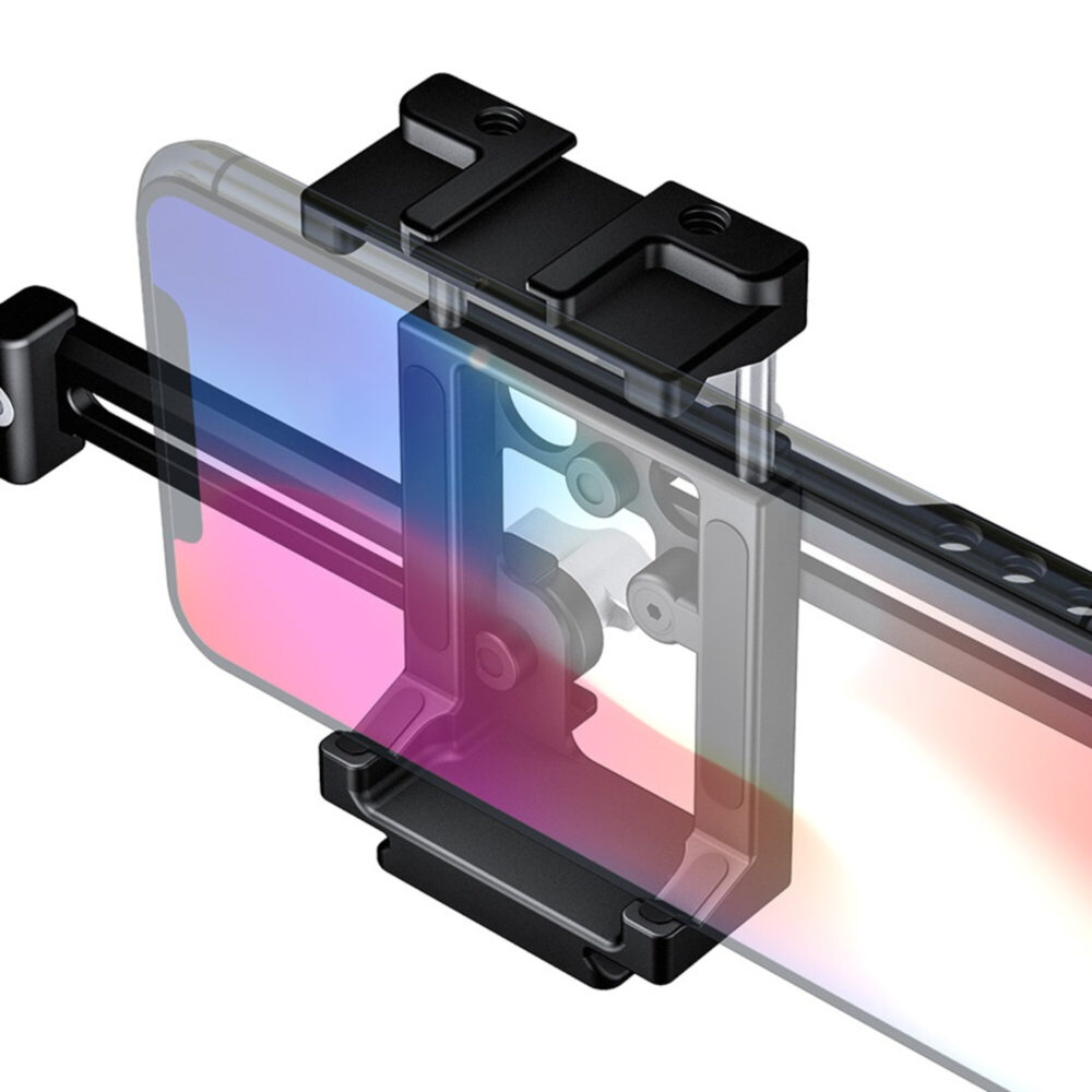 Leofoto PH-01 smartphone-videorig zijaanzicht van schuivende smartphone in klem met twee accessoires op de flitsschoen.