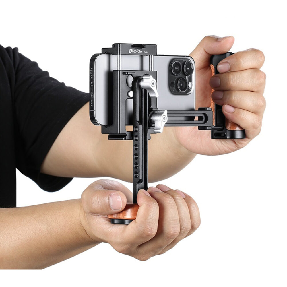Leofoto PH-01 smartphone-videorig verticale greepconfiguratie in de handen met extra onderste handgreep voor stabiele shots.
