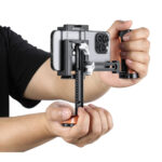 Leofoto PH-01 smartphone-videorig verticale greepconfiguratie in de handen met extra onderste handgreep voor stabiele shots.
